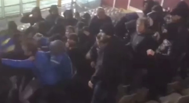 Torino-Inter, tifosi avversari entrano in contatto sugli spalti: botte e feriti (VIDEO)