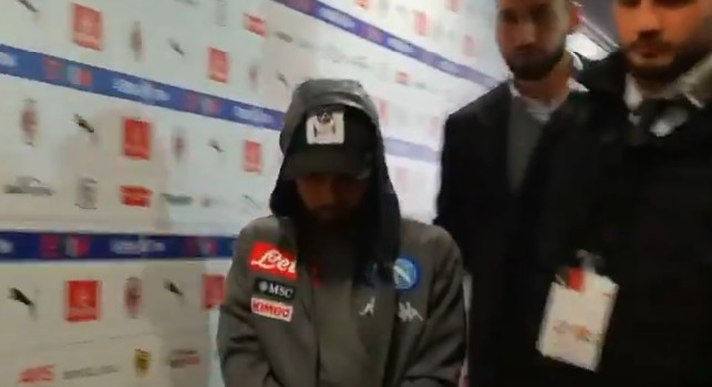 Insigne dolorante, lascia San Siro tenendosi il braccio infortunato: pronta la battuta a Donnarumma [VIDEO]