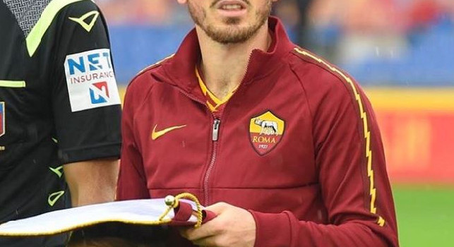 Florenzi protegge dalla pioggia la bimba prima di Roma-Brescia [FOTO]