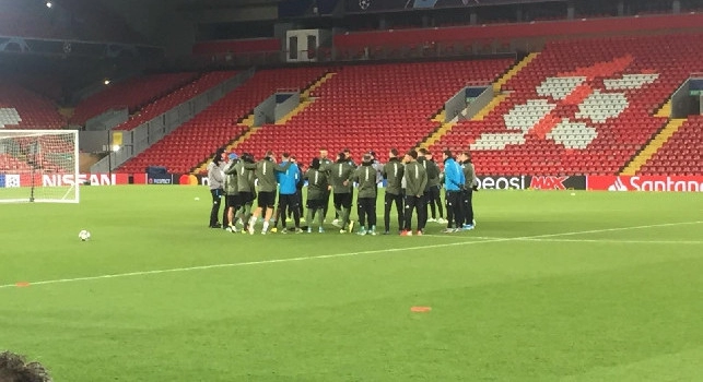 Rifinitura Napoli ad Anfield: risate collettive, discorso di Ancelotti alla squadra ed anche Edo a bordo campo [VIDEO CN24]