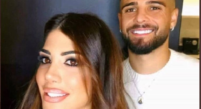 Insigne posa sorridente con la moglie, c'è chi non gradisce: Lui qui e la squadra a Liverpool, che sofferenza [FOTO]