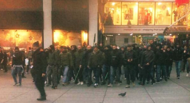 Da Liverpool, Williams: Gruppetto di napoletani in città armati: sembrano mazze da golf, ma in realtà sono aste di bandiera [FOTO]