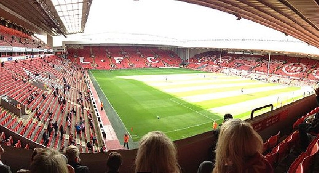 Atmosfera incandescente ad Anfield: i tifosi del Liverpool intonano You'll never walk alone [VIDEO]