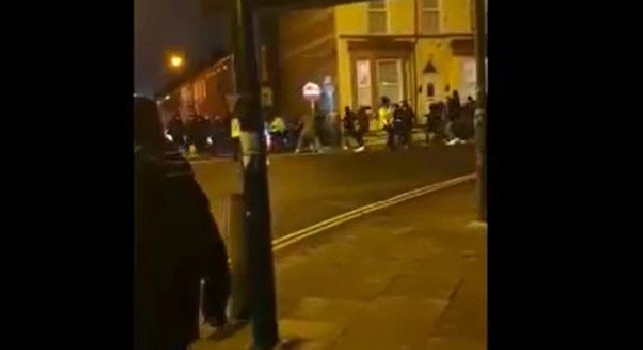 Scontri con la Polizia a Liverpool, arrestati cinque tifosi del Napoli: le autorità smentiscono l'uso di mazze da golf