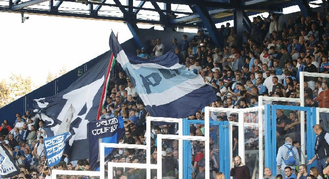 Liverpool-Napoli, calciatori sotto il settore ospiti a fine gara: applausi dei tifosi [VIDEO]