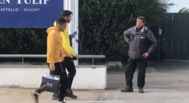 Allan lascia Castel Volturno: il brasiliano esce dallo spogliatoio in compagnia di Luperto [VIDEO CN24]