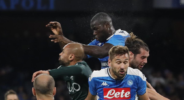 Ammonito Koulibaly al 37': il centrale azzurro trattiene Palacio