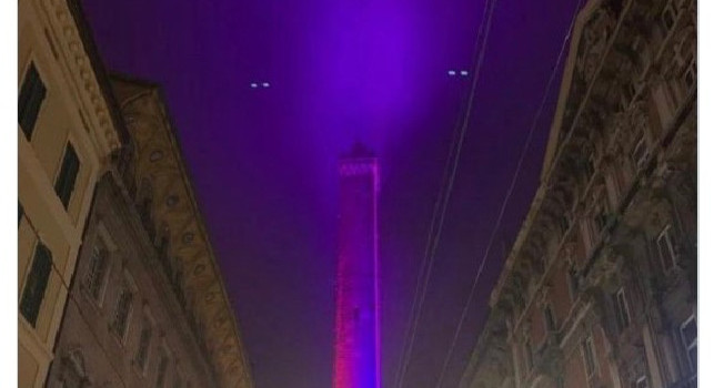 Bologna in festa dopo la vittoria contro il Napoli, la Torre degli asinelli si tinge di rossoblù [FOTO]
