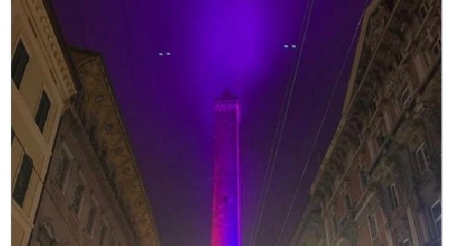 Bologna in festa dopo la vittoria contro il Napoli, la Torre degli asinelli si tinge di rossobl&ugrave; [FOTO]