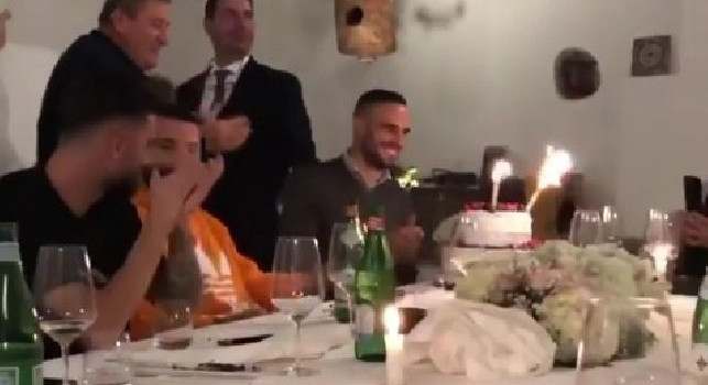 Compleanno Maksimovic, l'azzurro al momento della torta mentre i compagni cantano 'Tanti auguri a te' [VIDEO]