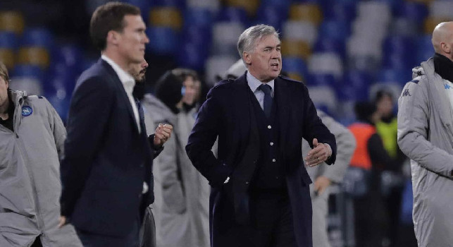 Ovazione per Ancelotti al fischio finale: il tecnico saluta gli azzurri uno ad uno [VIDEO CN24]