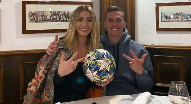 Milik festeggia la tripletta al Genk in Champions a cena con la compagna e il pallone [FOTO]
