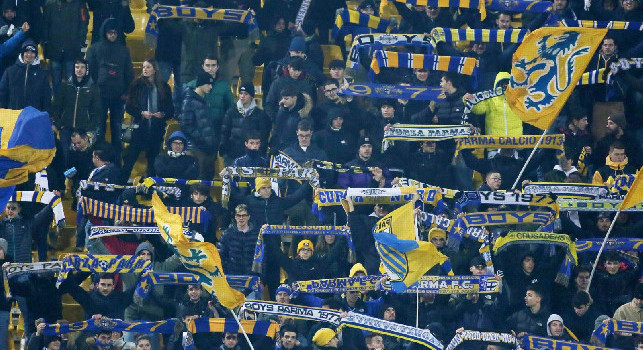 Biglietto troppo caro, i tifosi del Parma disertano il San Paolo: E' una vergogna. Ma il loro club fece lo stesso!