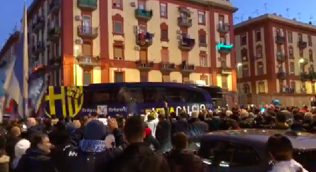 Il Parma arriva al San Paolo, fischi dai tifosi presenti all'esterno dello stadio [FOTO CN24]