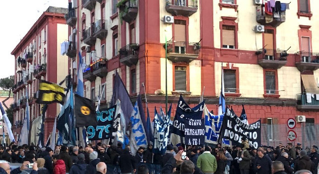San Paolo, i gruppi di Curva B attendono il pullman del Napoli all'esterno dell'ingresso [FOTO E VIDEO CN24]