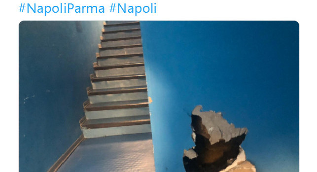 Rabbia Napoli, muro sfondato in zona tribuna autorità! Repubblica commenta con ironia [FOTO]