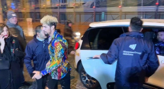 Ovazione all'arrivo di Malcuit: il look del terzino azzurro lascia tutti sbalorditi! [VIDEO CN24]