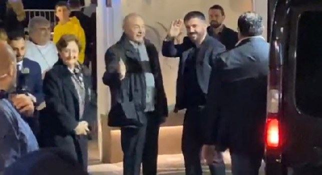 Villa D'Angelo, da Malcuit versione <i>Arlecchino</i> all'acclamatissimo Gattuso. Tra i più applauditi anche Koulibaly, Fabian e Lozano: le immagini degli arrivi di tutti gli azzurri [VIDEO CN24]