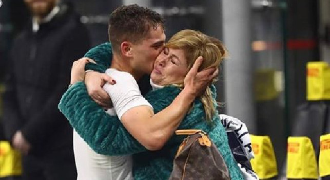 Sebastiano Esposito esulta con la mamma