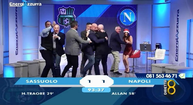 Il Napoli torna a vincere dopo 2 mesi, esultanza matta in studio a Canale 8 al gol del 2-1! [VIDEO]
