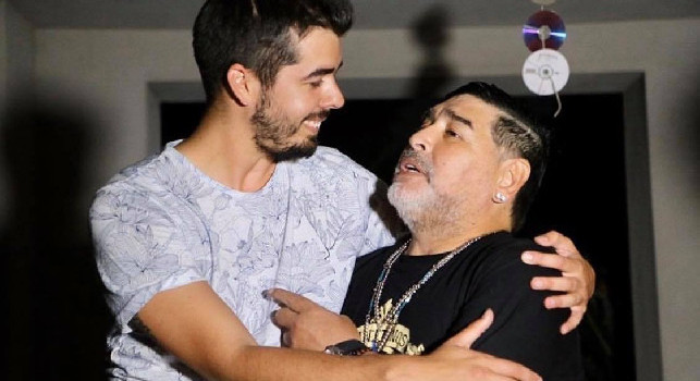 Documentario su Maradona Enamorado estoy, Diego riceve una maglia del Napoli e intona i celebri cori dedicati a lui! [VIDEO]