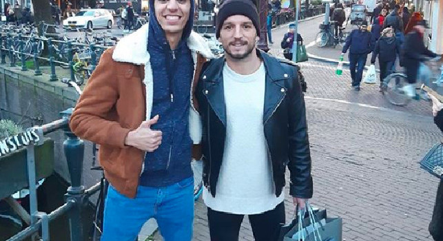 Ultimi giorni di relax per gli azzurri, Mertens incrociato da un tifoso ad Amsterdam [FOTO]