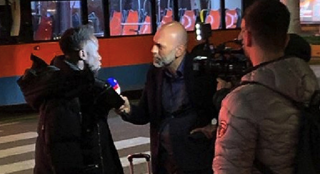 Sagna beccato dai tifosi in aeroporto a Napoli, ma non si tratta di calciomercato: il motivo [FOTO]