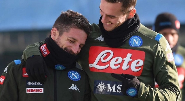 Milik sempre pi&ugrave; napoletano: il bomber polacco canta e balla sulle note di <i>O surdato 'nnammurato</i> [VIDEO]
