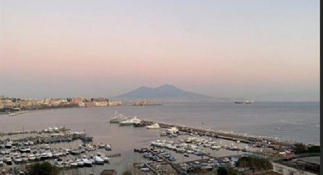 Lady Rui e il panorama di Napoli: che spettacolo! [FOTO]