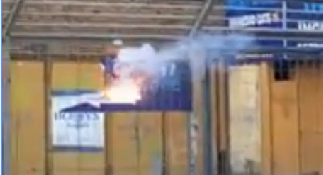 Fuochi di Capodanno, un ragazzo distrugge i cartelli del San Paolo: la denuncia di Borrelli [VIDEO]