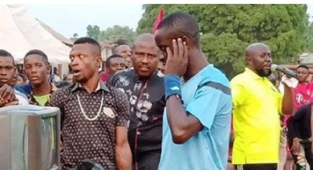 Nigeria, in un incontro amatoriale l'arbitro consulta il VAR col fucile puntato addosso