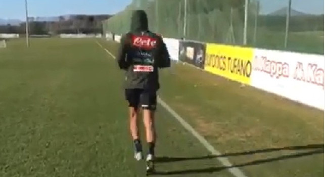 Malcuit torna ad allenarsi sul campo: prima corsetta a Castel Volturno dopo l'infortunio [VIDEO]