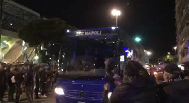Il bus del Napoli è arrivato a Fuorigrotta: applausi ed entusiamo all'esterno del San Paolo [VIDEO CN24]
