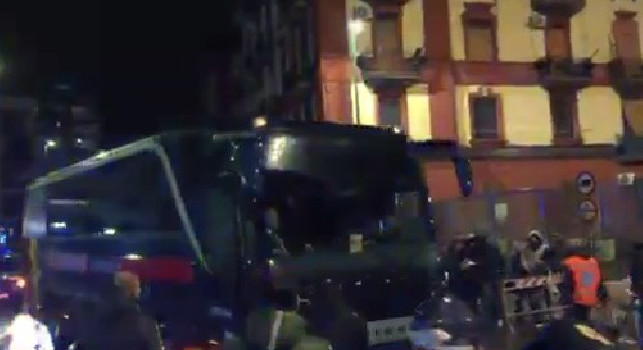 Il bus dell'Inter è arrivato al San Paolo: bordata di fischi dai tifosi del Napoli [VIDEO CN24]