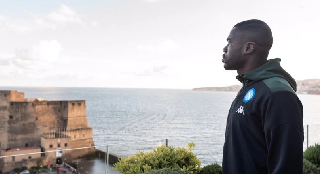 Koulibaly cuore d'oro: vestiti ai clochard di Napoli, 500 euro a Natale per un mendicante al centro commerciale