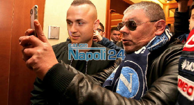 Visite mediche Lobotka-Napoli, primi selfie coi tifosi presenti: iniziati gli esami di rito [FOTOGALLERY CN24]