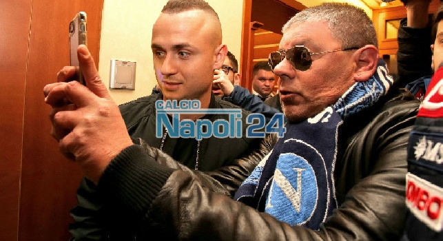 Visite mediche Lobotka-Napoli, primi selfie coi tifosi presenti: iniziati gli esami di rito [FOTOGALLERY CN24]