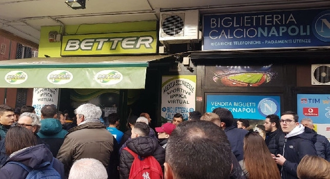 Napoli-Perugia, lunghe code all'esterno delle ricevitorie