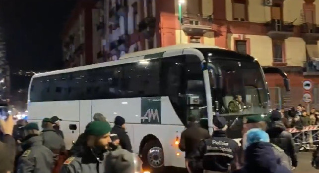 Fiorentina arrivata al San Paolo scortata dalla Polizia [VIDEO CN24]