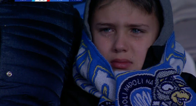 Disastro Napoli, ennesima sconfitta: giovane tifoso piange al San Paolo [FOTO]