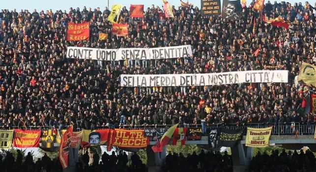 Conte, durissimo striscione nella sua Lecce: Uomo senza identit&agrave;, sei la m*** della nostra citt&agrave;