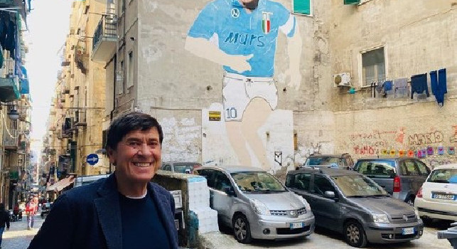 Gianni Morandi turista a Napoli e omaggio a Maradona: Il più grande di tutti [FOTO]