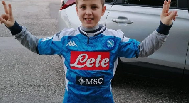 Il piccolo Mario a Castel Volturno, foto con Insigne e maglia autografata [FOTO]