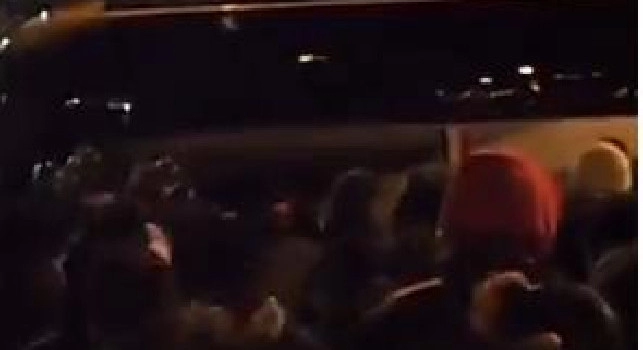 Juventus arrivata a Napoli, insulti rivolti a Maurizio Sarri all'esterno del Grand Hotel Parker's [VIDEO]