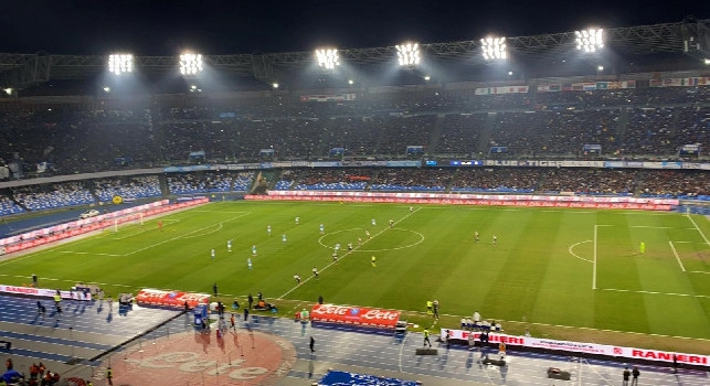 Napoli-Juve, fischi assordanti per Sarri all'ingresso in campo [VIDEO CN24]