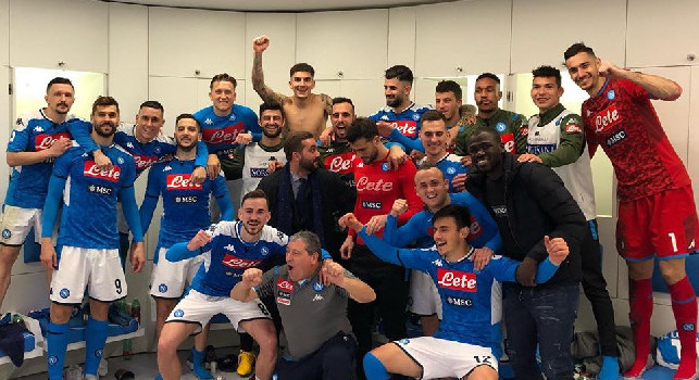 Il Napoli esulta, festa grande negli spogliatoi dopo la vittoria contro la Juve [FOTO]