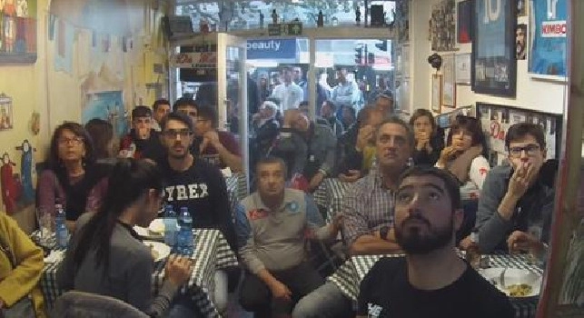 Il Napoli batte la Juve, &egrave; festa grande da Maria a Londra: si canta Un giorno all'improvviso! [VIDEO]