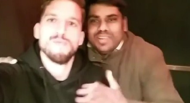 Mertens ai baretti di Chiaia scherza con un venditore ambulante: Ce l'hai 5 euro per me? [VIDEO]