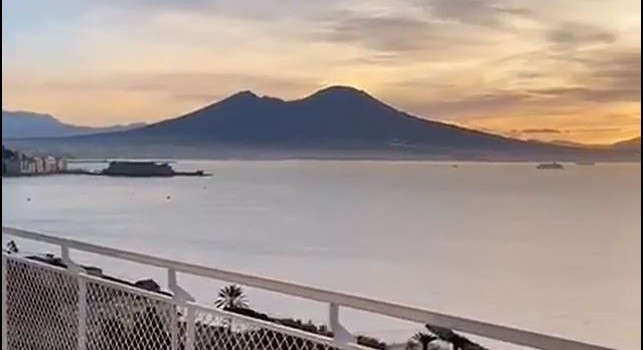 Insigne e l'alba mozzafiato dal balcone di casa sua a Posillipo: che vista! [VIDEO]