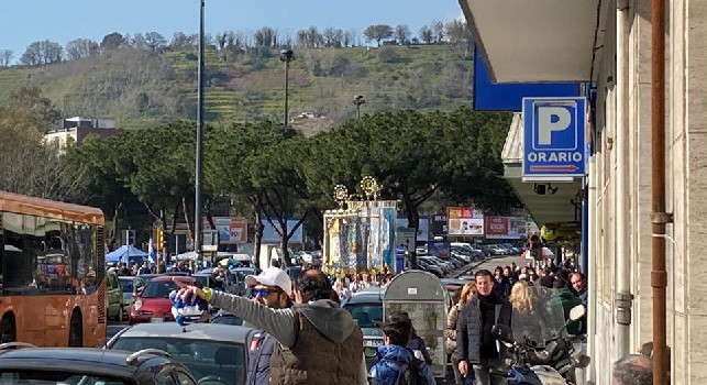I tifosi attendono il Napoli, ma fuori al San Paolo spuntano... i vattienti della Madonna dell'Arco [VIDEO]
